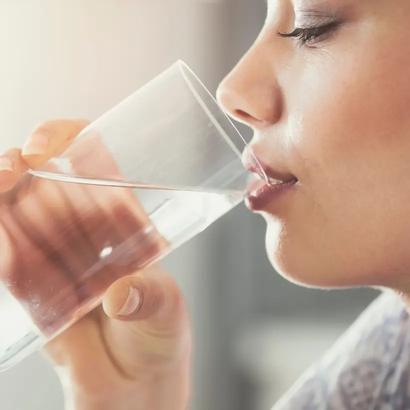 Frau trinkt Mineralwasser 1200x1200 Canva.jpg